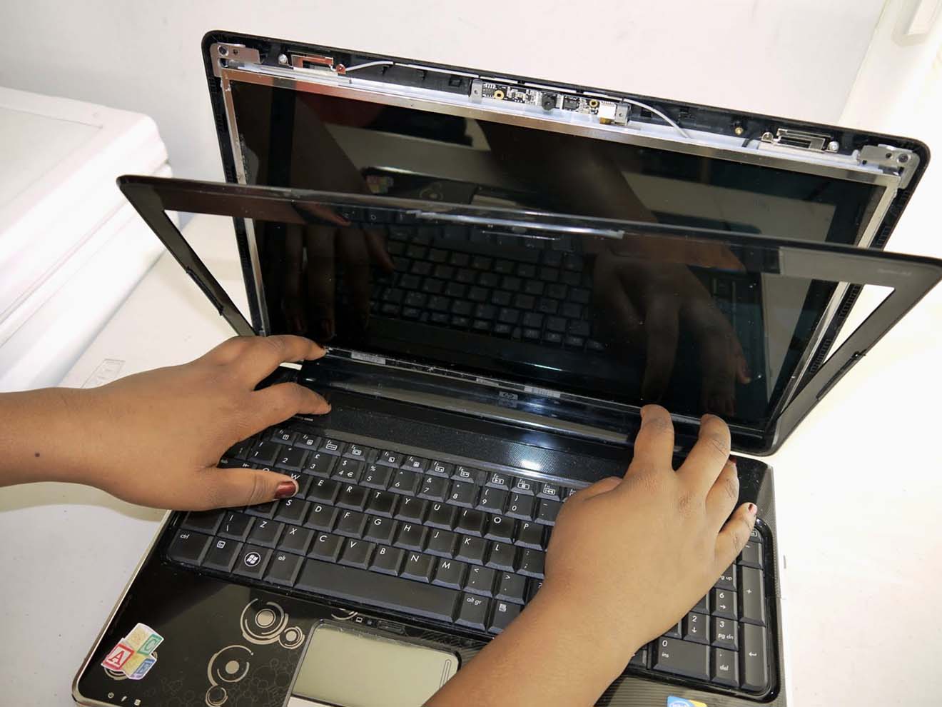Замена экрана ноутбука HP в Керчи